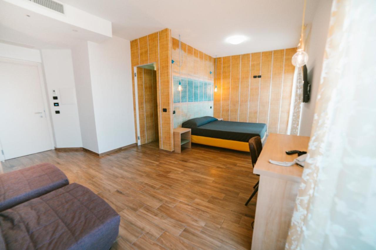 Hotel Continental San Benedetto del Tronto Bagian luar foto